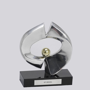 Troféu Escultura personalizado em alumínio com esfera em bronze.
