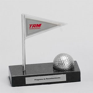 Troféu Personalizado - Modelo Bandeira e Bola de Golf.