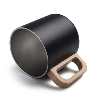 Caneca térmica com alça em madeira personalizada