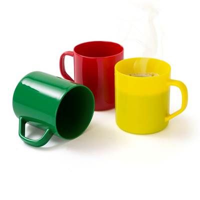 Canecas personalizadas de plástico.