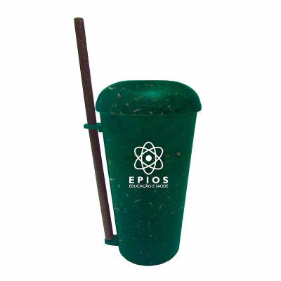 Copo verde com canudo