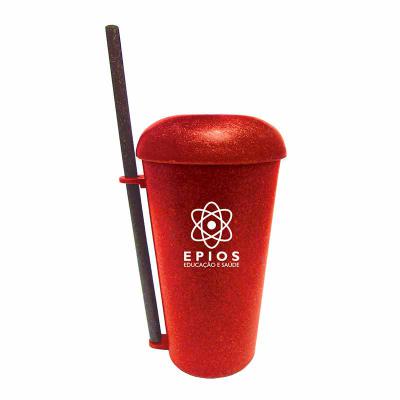Copo vermelho com canudo