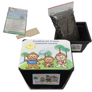 Kit para cultivo com vaso de plástico reciclado, sementes de árvores ou flores, pá ecológica e substrato de terra.