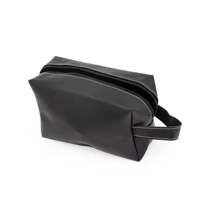 Nécessaire de couro sintético com alça para transporte.