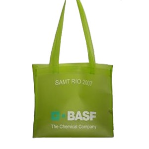 Sacola BASF, confeccionada em lona Sansuy, com alça de ombro. Fechamento com botão de pressão