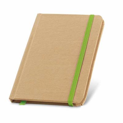Caderno reciclado com marcador de página marcado