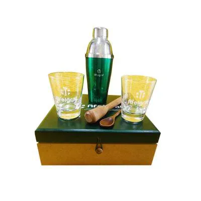 01 engradado em pinus, 01 cerveja artesanal Pilsener Invicta 355ml e 01 taça para cerveja