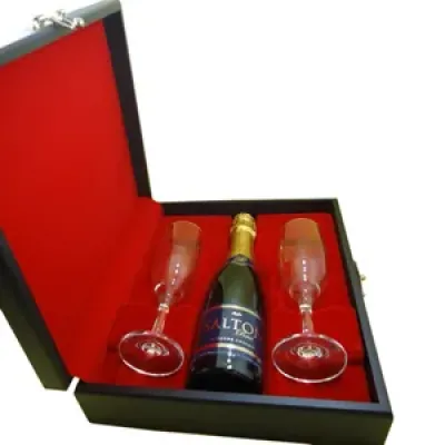 Kit de champagne composto por 01 espumante salton 375ml  ou chandon 375ml e 02 taças em estojo de madeira com pintura preto acetinado, forro em veludo vermelho, preto ou azul marinho em fino acabamento.Brinde novos clientes e negócios com este kit elegante.