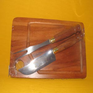 Kit personalizado para churrasco, composto por tábua, faca, e garfo em inox e cabo de madeira.Sua marca em destaque nos churrascos de domingo de seus clientes.