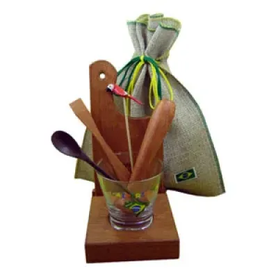 Kit personalizado de caipirinha luxo composto por uma base para tabua e copo, uma tábua de corte, um socador  de 18,5 cm, todos em madeira tamarino, um copo de vidro com capacidade para 350 ml com logo caipirinha