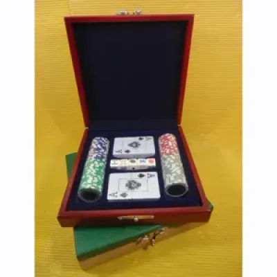 Kit de poker personalizado composto por 100 fichas de plástico, 02 baralhos plastificados e 01 jogo de dados de poker, em estojo de madeira com pintura em preto, verde ou vermelho rubi acetinado, forro em veludo vermelho, preto ou azul marinho.