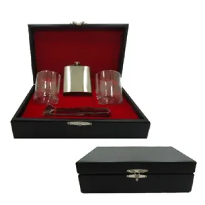 Kit personalizado de whisky composto por dois copos para drink, um pegador de gelo em inox e uma garrafa de bolso em inox em estojo de MDF com pintura especial em preto acetinado, forrado em veludo vermelho, preto ou azul marinho.