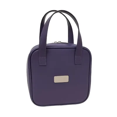 Necessaire em sintético com pegador de mão.