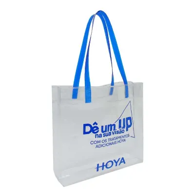 Sacola transparente, confeccionada em laminado de pvc retornável. Impressão serigráfica. Acabamento em solda eletrônica.