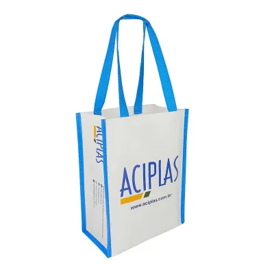 Sacola confeccionada em ráfia, com alça azul