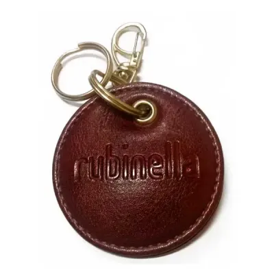 Chaveiro formato redondo em material sintético com acabamento em costura e personalização em baix...