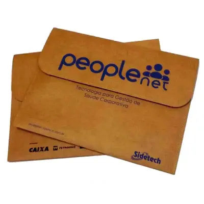 Pasta personalizada tipo envelope com botão imantadado e acabamento em costura