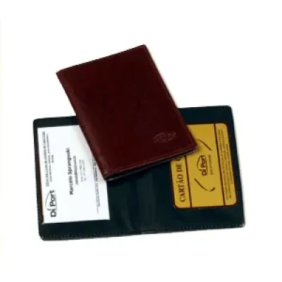 Porta documento personalizado em couro sintético, com logomarca em baixo relevo.
