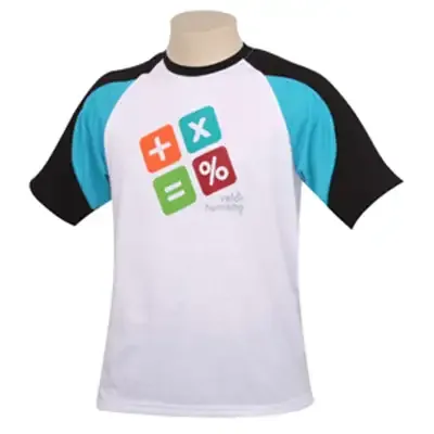 Camiseta com gola redonda.