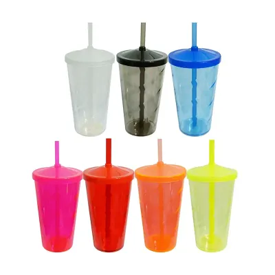 Copos com canudo em várias cores