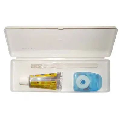 Kit higiene personalizado em estojo. Medida do estojo 20,6 x 7,5 x 2,8 cm, contendo 1 escova + 1 fio dental 25 m + 1 pasta de dente 18 g. Materiais genéricos.
