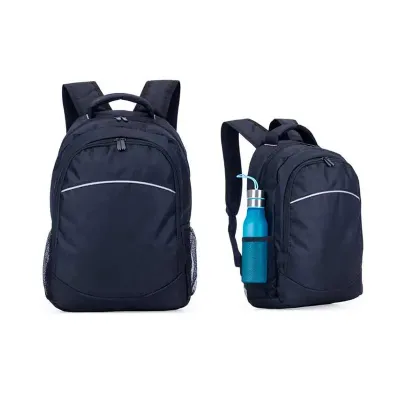 Mochila para notebook com dois bolsos laterais, um bolso frontal com divisória e um bolso central