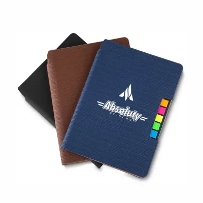 Caderno de anotações com sticky notes