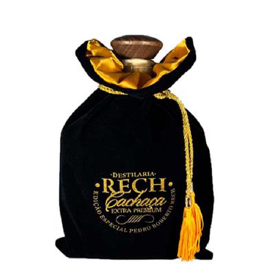 Nosso saquinho de grife para garrafas é feito de veludo com forro interno em cetim, ideal para em...