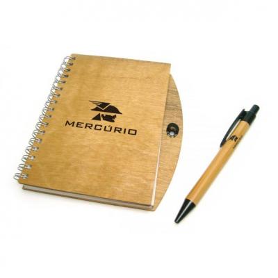 Caderno de madeira com caneta