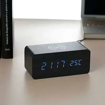 Relógio digital com carregador por indução.