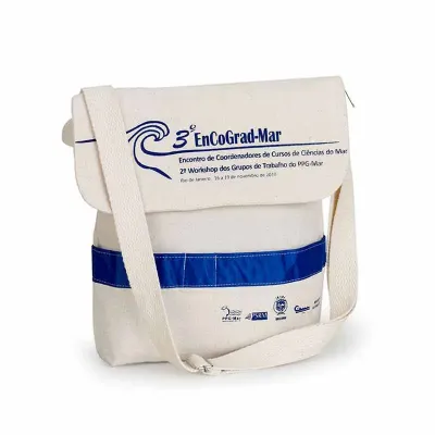 Pasta com aba em lona reciclada e alça com regulador.