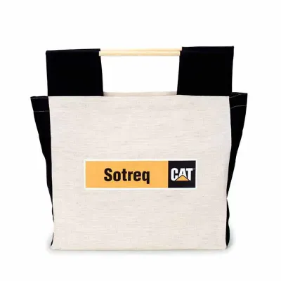 Sacola em lona reciclada e alça em madeira