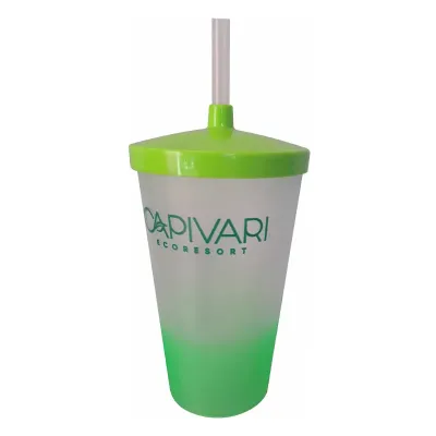Copo verde com canudo