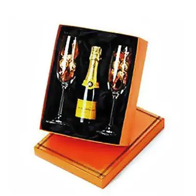 Caixa para presente com 1 champagne Chandon750ml, 2 taças de vidro e 4 bombons.