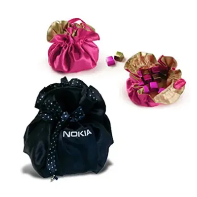 Bag Bijoux em cetim com 4 bombons e personalização bordada
