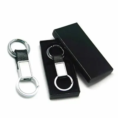 Chaveiro de Metal com Detalhe em Couro Personalizado