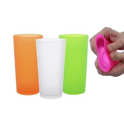 Copo fabricado em material flexível,