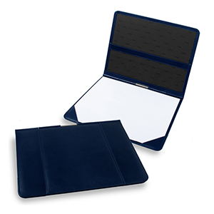 Risque-rabisque em couro azul com capa e bolso interno.
