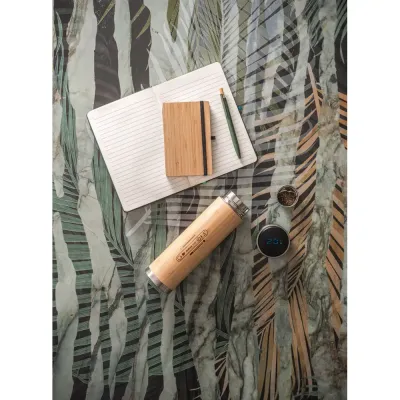 Garrafa térmica com detalhes em bambu