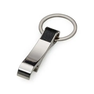 Chaveiro de metal, abridor de garrafas e com detalhe em couro sintético