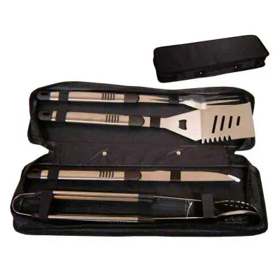 Kit churrasco com 4 peças. Espátula, pinça, garfo e faca ambos em metal. Acompanha estojo