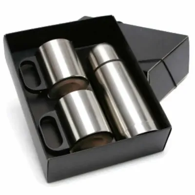 Kit Com 1 garrafa térmica em aço inox, capacidade 350 ml, 2 canecas de alumínio. Caixa acompanha