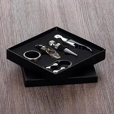 Kit vinho 5 peças em caixa de papelão. compartimento interno revestido com espuma resistente