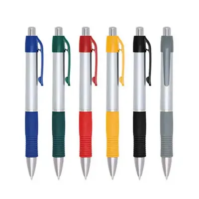 Caneta plástica prateada com detalhes coloridos