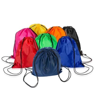 Mochila tipo saco em nylon em cores diversas