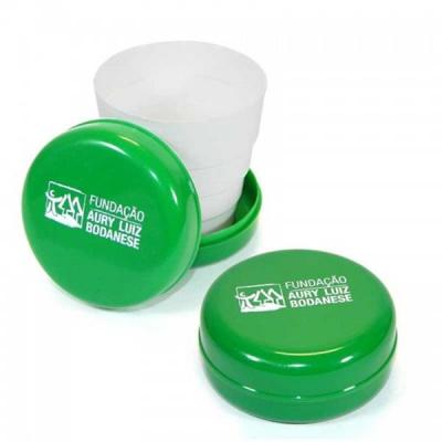 Copo plástico ou acrílico retrátil na cor branco com tampa verde
