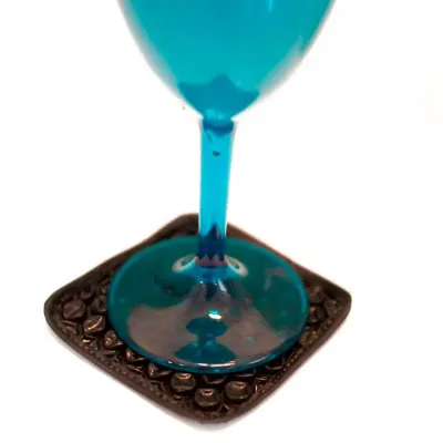 Descanso para copo feito em plástico bolha preto