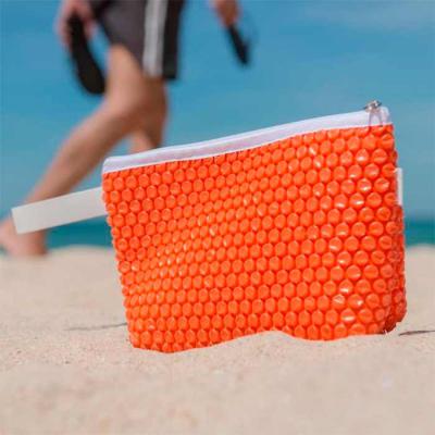 Necessaire de praia feita plástico bolha laranja