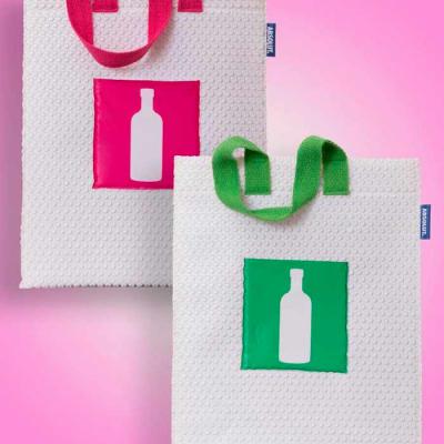 Sacola para eventos feita em plástico bolha, personalizada para Absolut em destaque verde e rosa