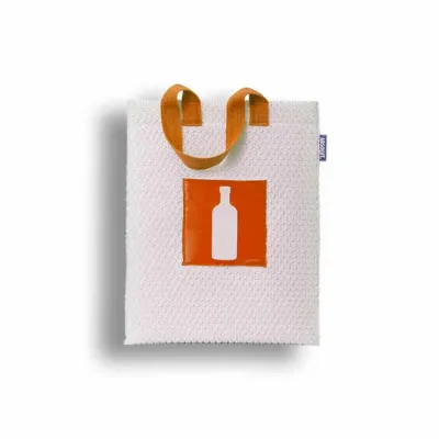 Sacola para eventos feita em plástico bolha, personalizada para Absolut em destaque laranja